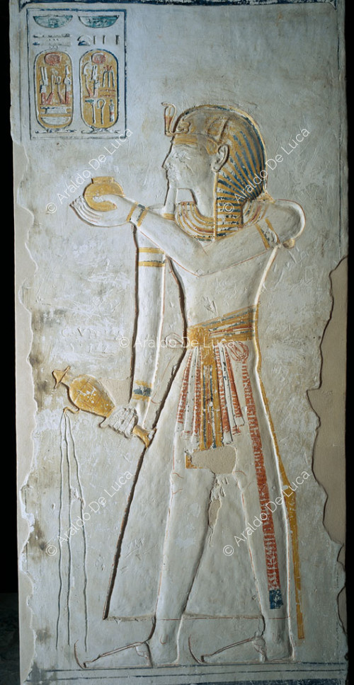 Ramsés VI trae ofrendas y libaciones