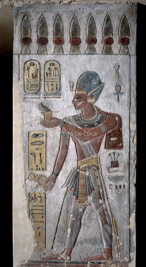 Ramsés III trae ofrendas y libaciones