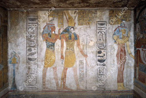 Isis und Nephthys, gefolgt von Horsiesi, beschützt von Geb