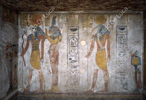 Ra-Harakthi protected by Maat and Thot