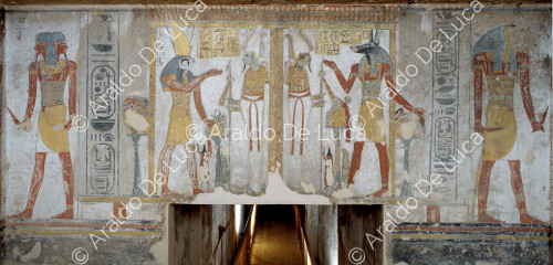 Escena doble con Tausert (suprimida) conducido por Horus y Anubis frente a Osiris
