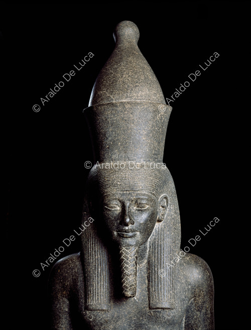 Horemheb vor Atum, Detail des Gesichts des Gottes Atum