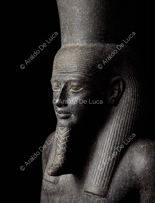 Horemheb vor Atum, Detail des Gesichts des Gottes Atum