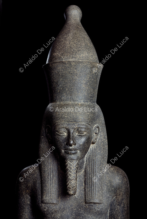 Horemheb ante Atum, detalle del rostro del dios Atum