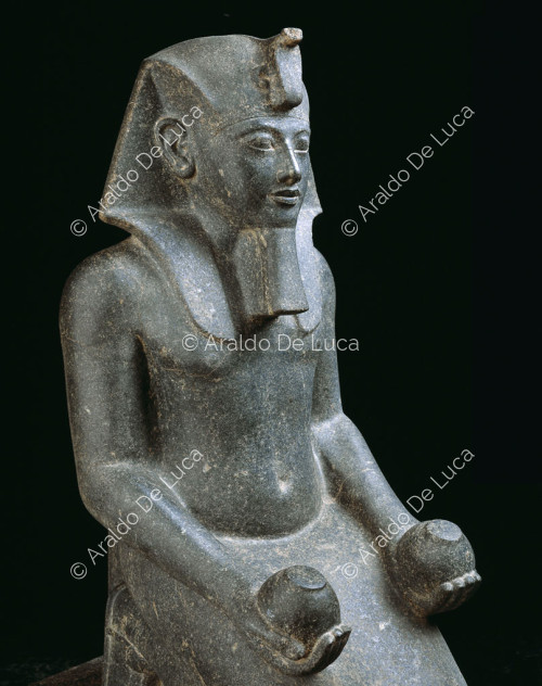 Horemheb vor Atum, Detail des Gesichts von Pharao Horembeb