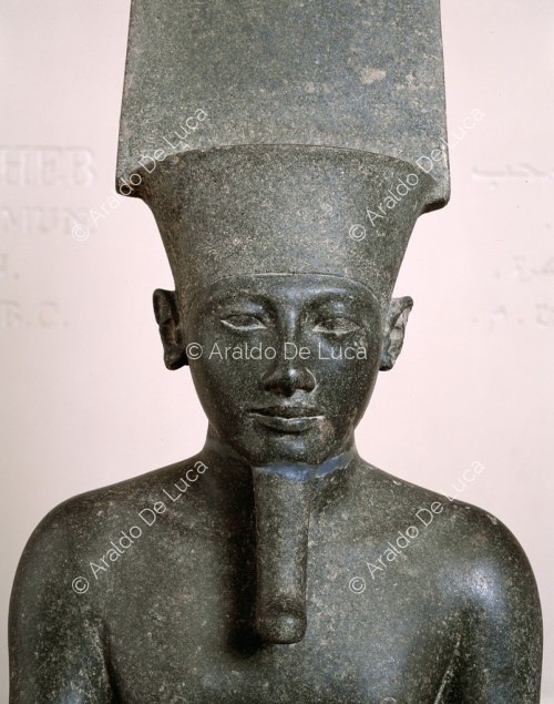 Amon und Horemheb - Detail des Gesichts von Amon