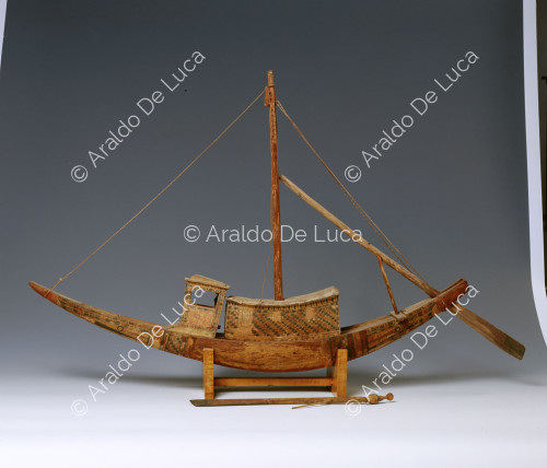 Modello di barca funeraria in legno