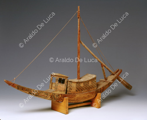 Modèle de bateau funéraire en bois