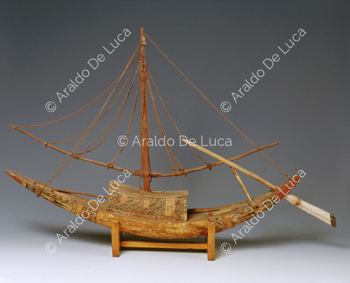 Modello di barca funeraria in legno