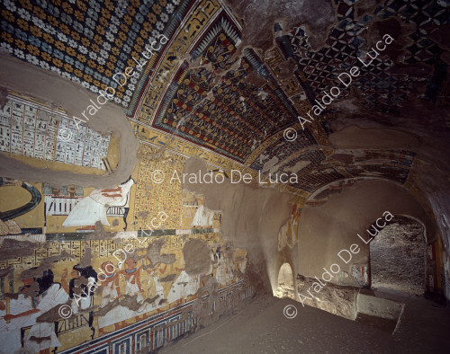 Veduta d'insieme del soffitto e della parete destra della camera funeraria.