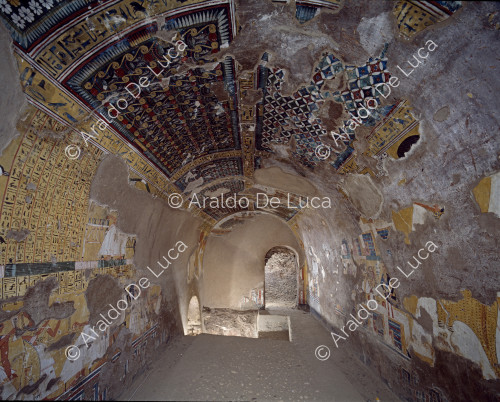 Veduta d'insieme del soffitto e delle pareti della camera funeraria.