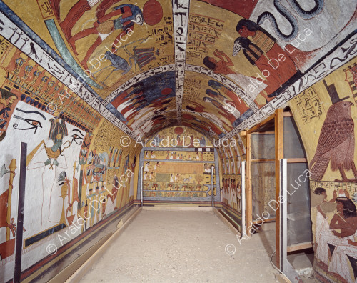 Overall view of the burial chamber.