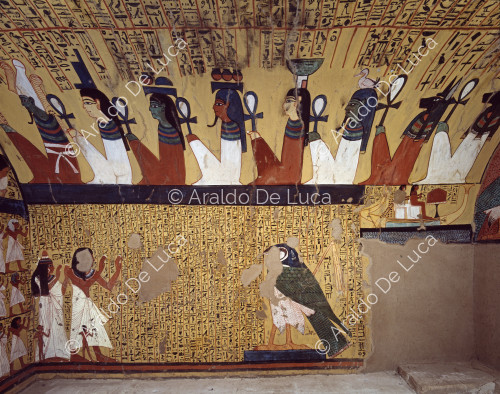Gesamtansicht der linken Wand: auf dem gewölbten Teil die Prozession der Götter und darunter Pashedu und seine Frau bei der Anbetung von Horus in Form eines Falken.