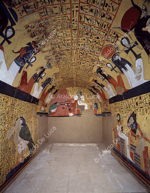 Vista general de la cámara abovedada y de la pared del fondo con Osiris entronizado.