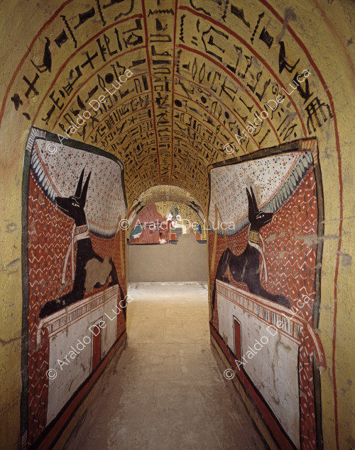 Eingangskorridor: der Gott Anubis in Form eines Schakals.