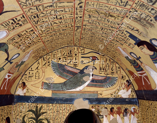 Arco sobre la puerta de entrada: Pashedu rinde culto a Ptah-Sokar en forma de halcón alado.