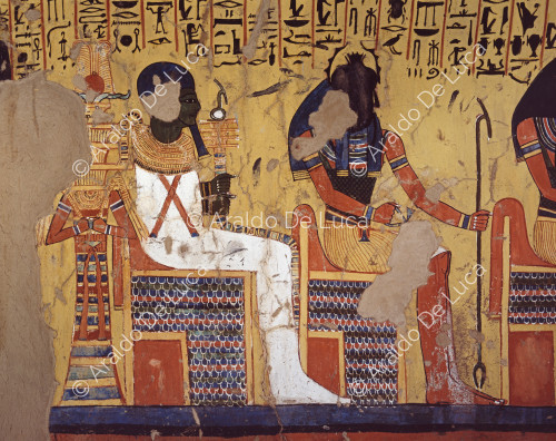 Los dioses Khepri y Ptah sentados en un trono.