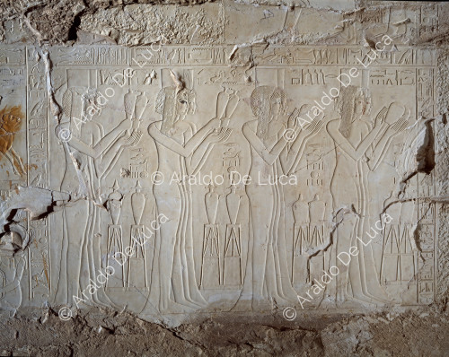 Die acht Prinzessinnen führen Trankopfer für das Sed-Fest von Amenhotep III.