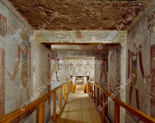 Vista del pasillo con escenas del Libro de los Muertos