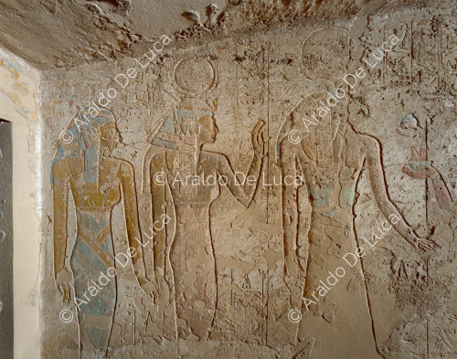 Le dieu du soleil protégé par Hathor de l'Ouest et Nephtys