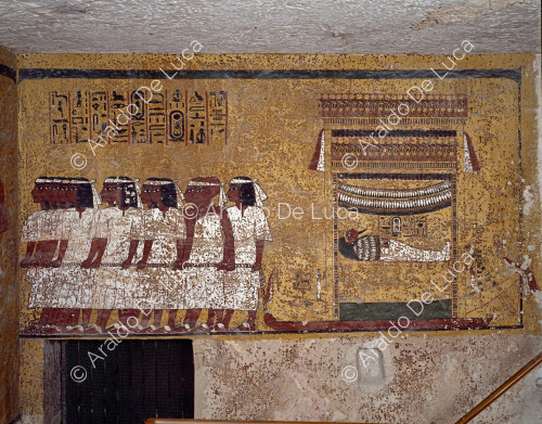Mummia del re trainata da cortigiani