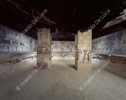 Salle avec piliers adjacente à la chambre funéraire