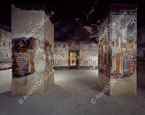 Sala con pilastri adiacente alla camera funeraria