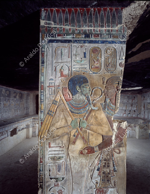 Seti I. umarmt Ptah