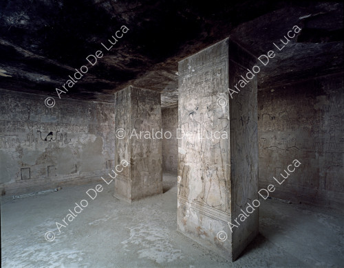 Veduta della camera secondaria con due pilastri
