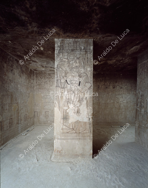 View of the secondary chamber with two pillars