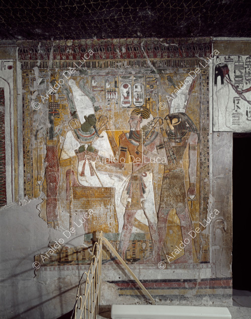 Seti I. wird Osiris von Horus überreicht