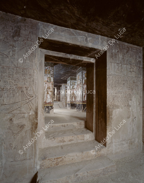 Blick in die Säulenkammer und den angrenzenden Raum