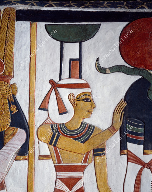 Detalle de la diosa Neftis protegiendo a un dios momiforme con cabeza de carnero