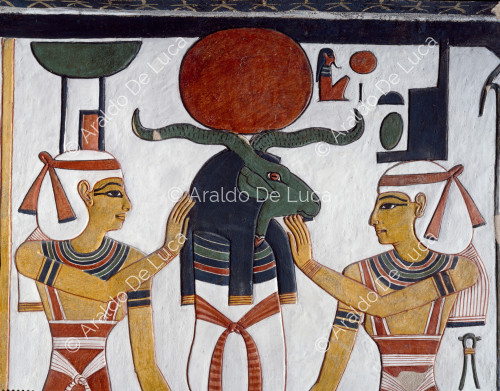 Isis und Nephthys beschützen einen mumienförmigen Gott mit einem Widderkopf