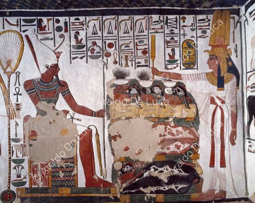 Néfertari devant le dieu Atoum
