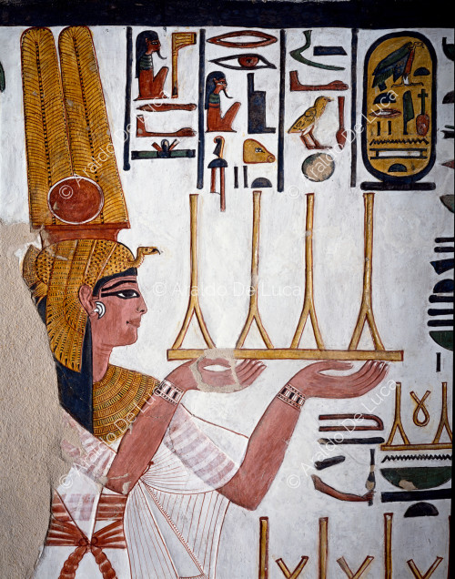 Néfertari offre du lin à Ptah