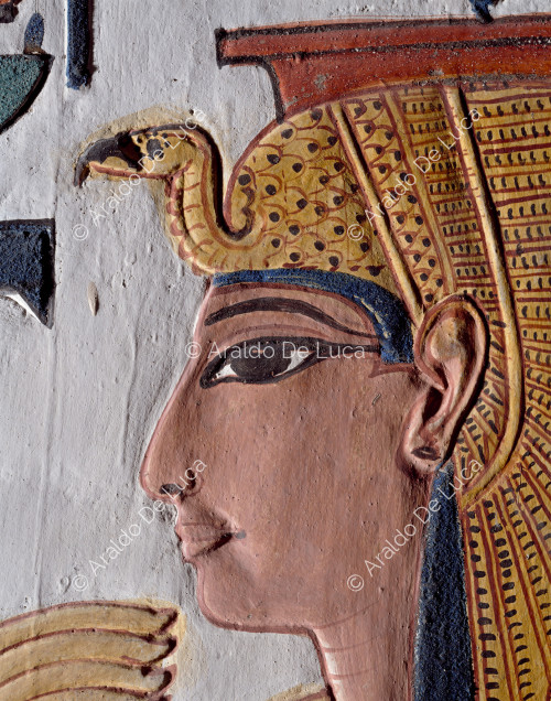 Detalle de la reina Nefertari frente a la diosa Hathor