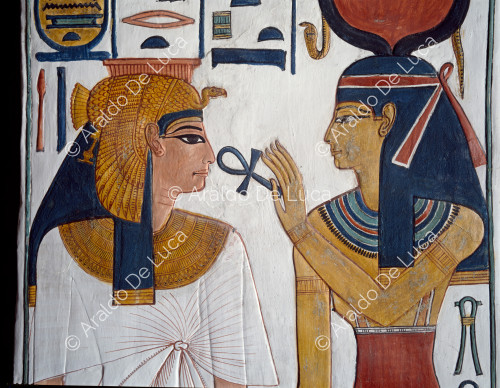 Die Göttin Isis überreicht der Königin Nofretete das Symbol des Lebens