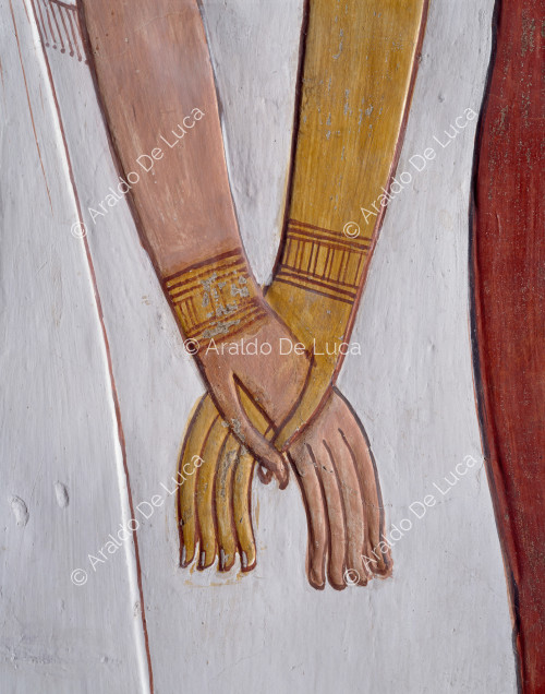 Iside prende per mano Nefertari mentre le dona il simbolo della vita