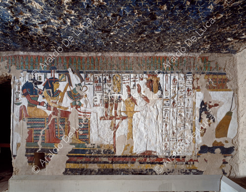 Nefertari rende omaggio a Osiride, Hathor e Anubis. 