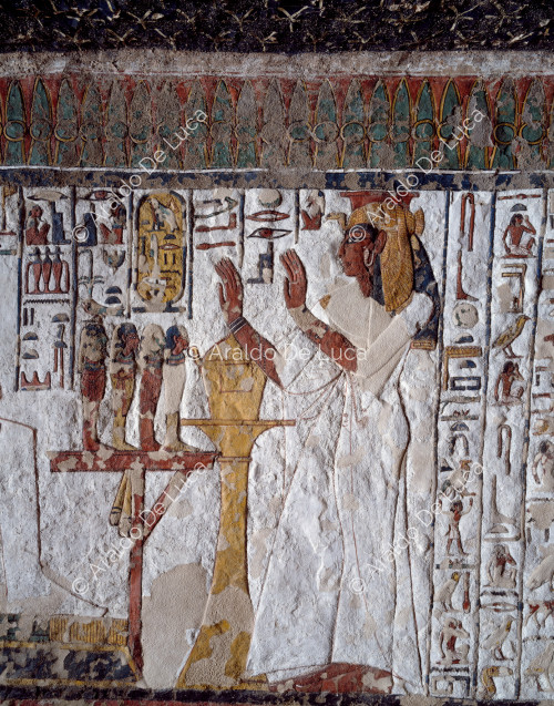 Nefertari rende omaggio a Osiride, Hathor e Anubis. 