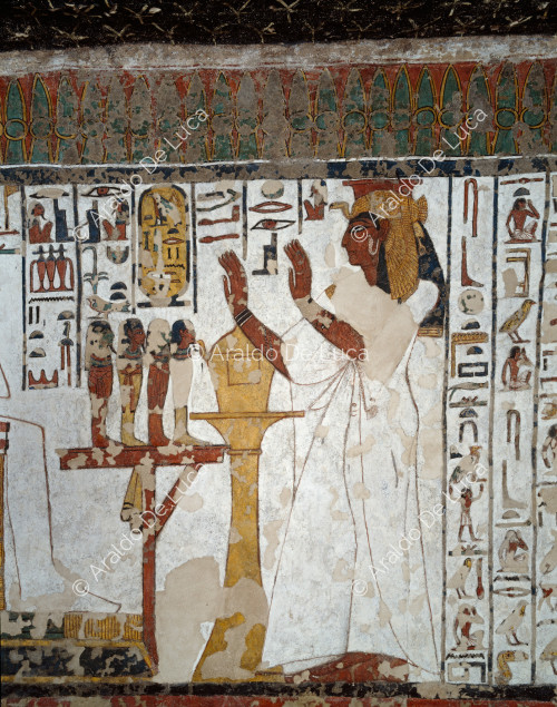Néfertari rend hommage à Osiris, Hathor et Anubis.