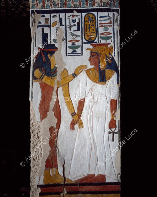 The goddess Isis protects Queen Nefertari
