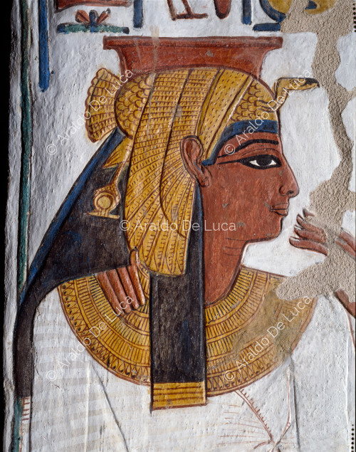 Nefertari abrazada por Anubis