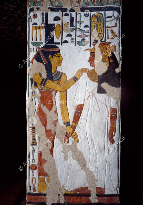 The goddess Isis protects Queen Nefertari