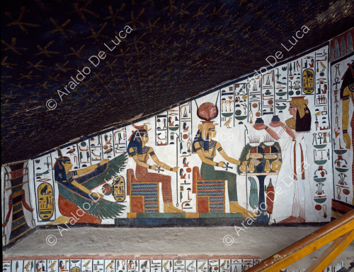 Nefertari bietet Hathor, Selkis und Maat die Krüge des Nemset an