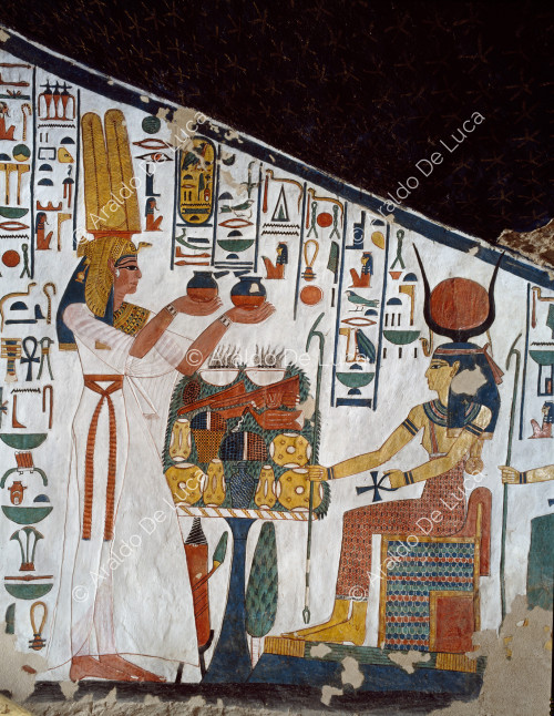 Nefertari offers the nemset jars to Isis, Neftis and Maat