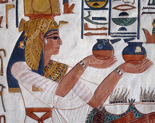 Nefertari offers the nemset jars to Isis, Neftis and Maat
