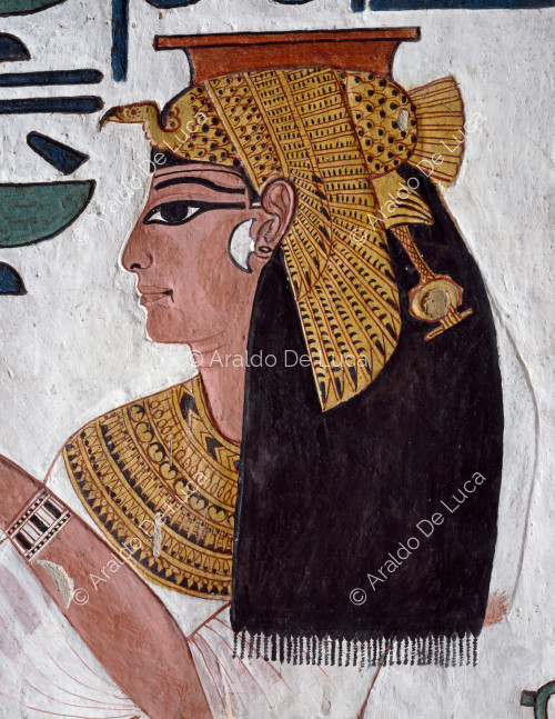 Néfertari offre les pots de nemset à Hathor, Selkis et Maat