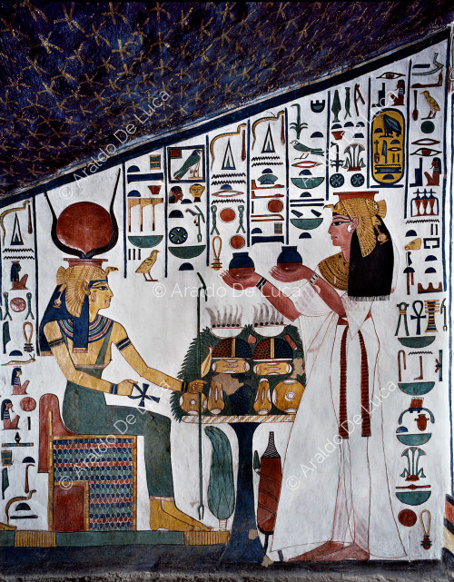 Hathor des Westens erhält Opfergaben von Nefertari